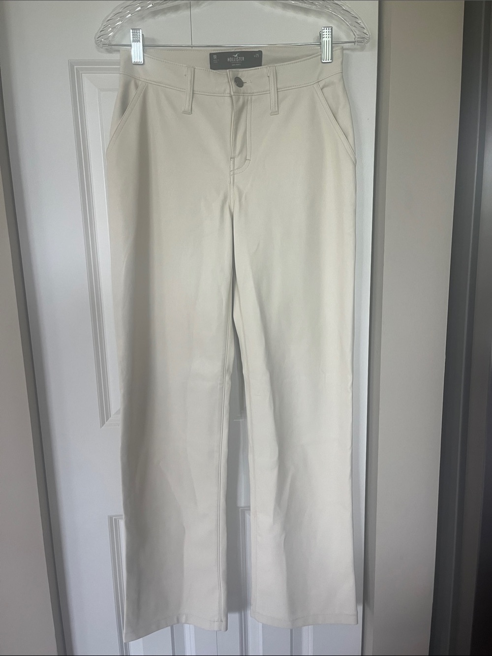 Hollister Straight Leg Pants in Cream